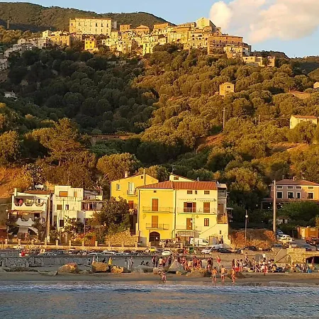 Nyaraló Petra Marina Aurora Pisciotta